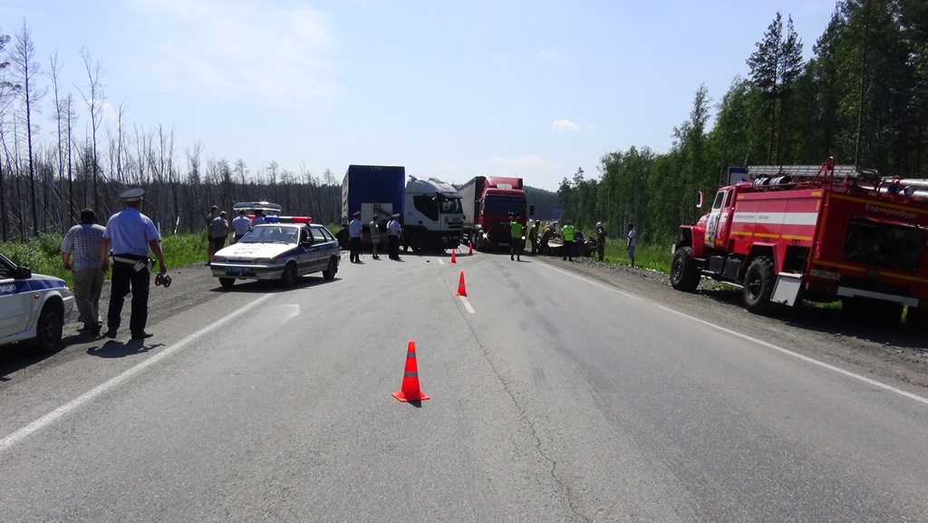 На Серовском тракте грузовик раздавил «четырнадцатую». Погиб водитель легковушки - Фото 3