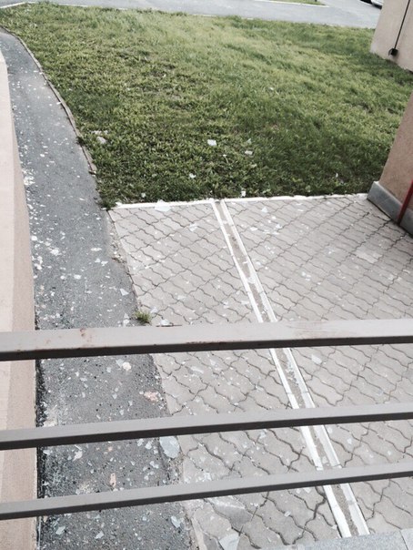 На Краснолесья в девятнадцатиэтажке ветром вырвало окно и перевернуло остановку - Фото 2