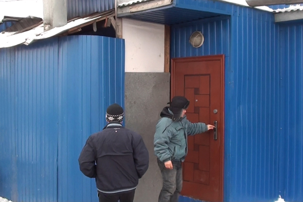 На территории овощебазы в Екатеринбурге полиция закрыла два нелегальных кафе - Фото 2