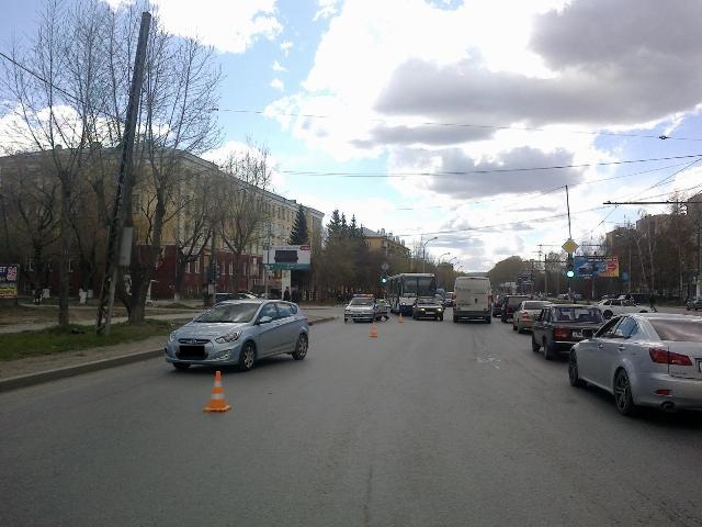 В Екатеринбурге под колесами автомобиля погиб пешеход, переходивший дорогу на красный свет - Фото 2
