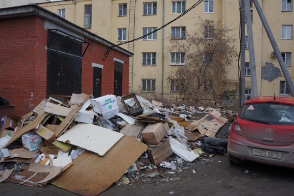Жители дома в центре Екатеринбурга утопают в мусоре. УК, минобр и коммерсанты не могут поделить ответственность за уборку двора - Фото 3