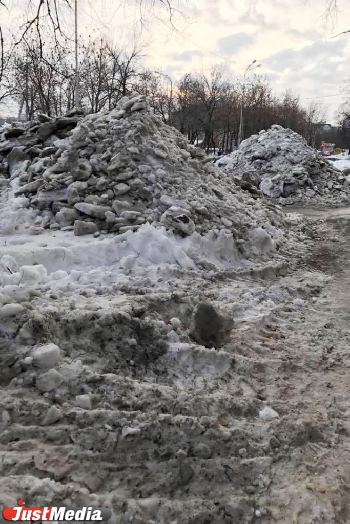 Екатеринбург украсили горы черного снега. Горожане жалуются, что ночами не видят снежные завалы. ФОТО - Фото 17