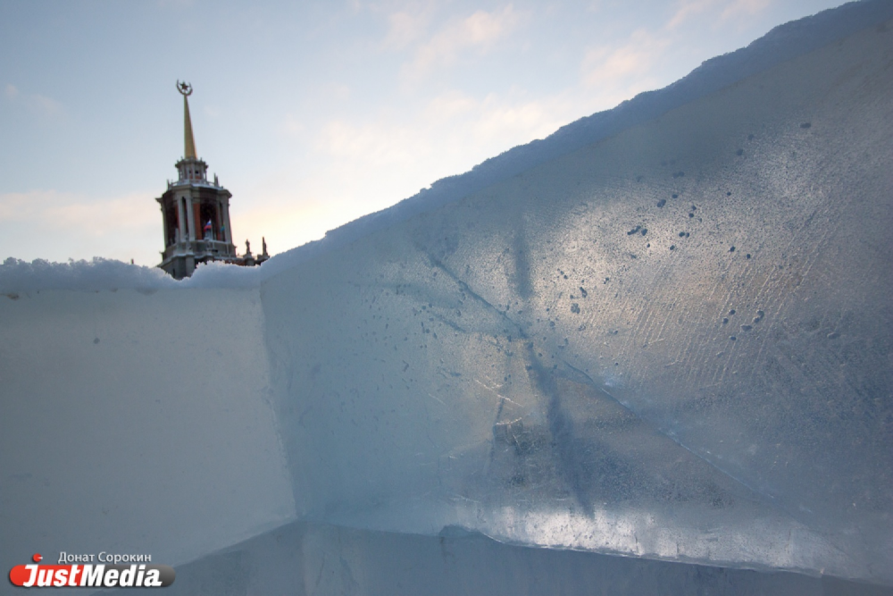 Первые кадры со строительства ледового городка: готовы символ будущего года и стена с трещинами и пузырями. ФОТО - Фото 2
