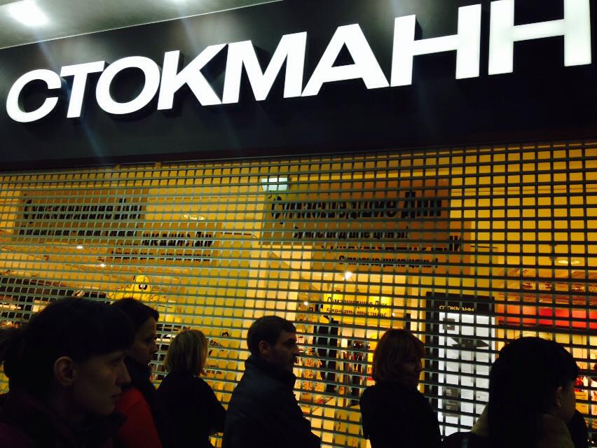 Реальное сумасшествие от «Стокманн». Екатеринбуржцы устроили давку в магазине и снесли технику «Finnair» - Фото 2