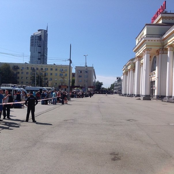 В Екатеринбурге заминированы все вокзалы?! Полиция эвакуирует посетителей и работников. ФОТО - Фото 4