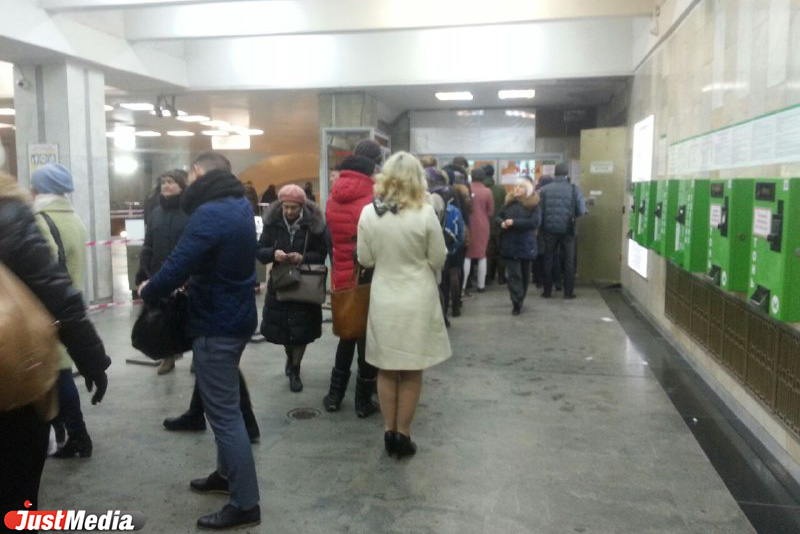 В метро Екатеринбурга жуткие толпы! Полицейские перешли на усиленный режим безопасности после взрыва в Питере. ФОТО - Фото 4