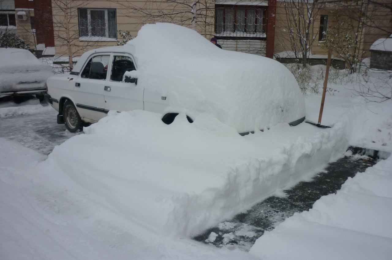 Снегопад превратил свердловчан в дворников и заставил ездить на такси за двойную плату - Фото 3