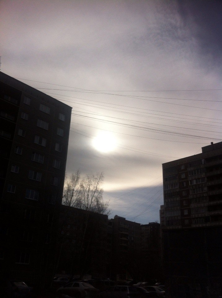 «Просто точка в небе». Облака не позволили екатеринбуржцам насладиться затмением - Фото 2