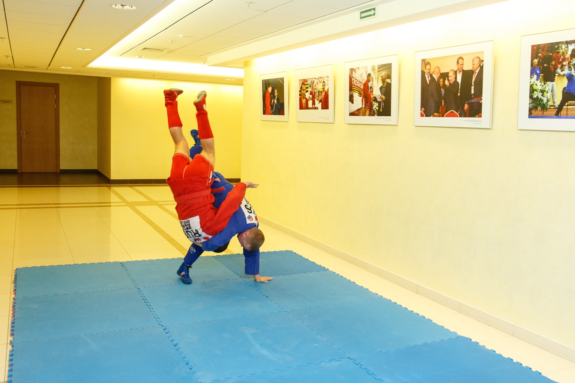 Тематическая фотовыставка о победах свердловского самбо открылась в стенах областного парламента - Фото 3