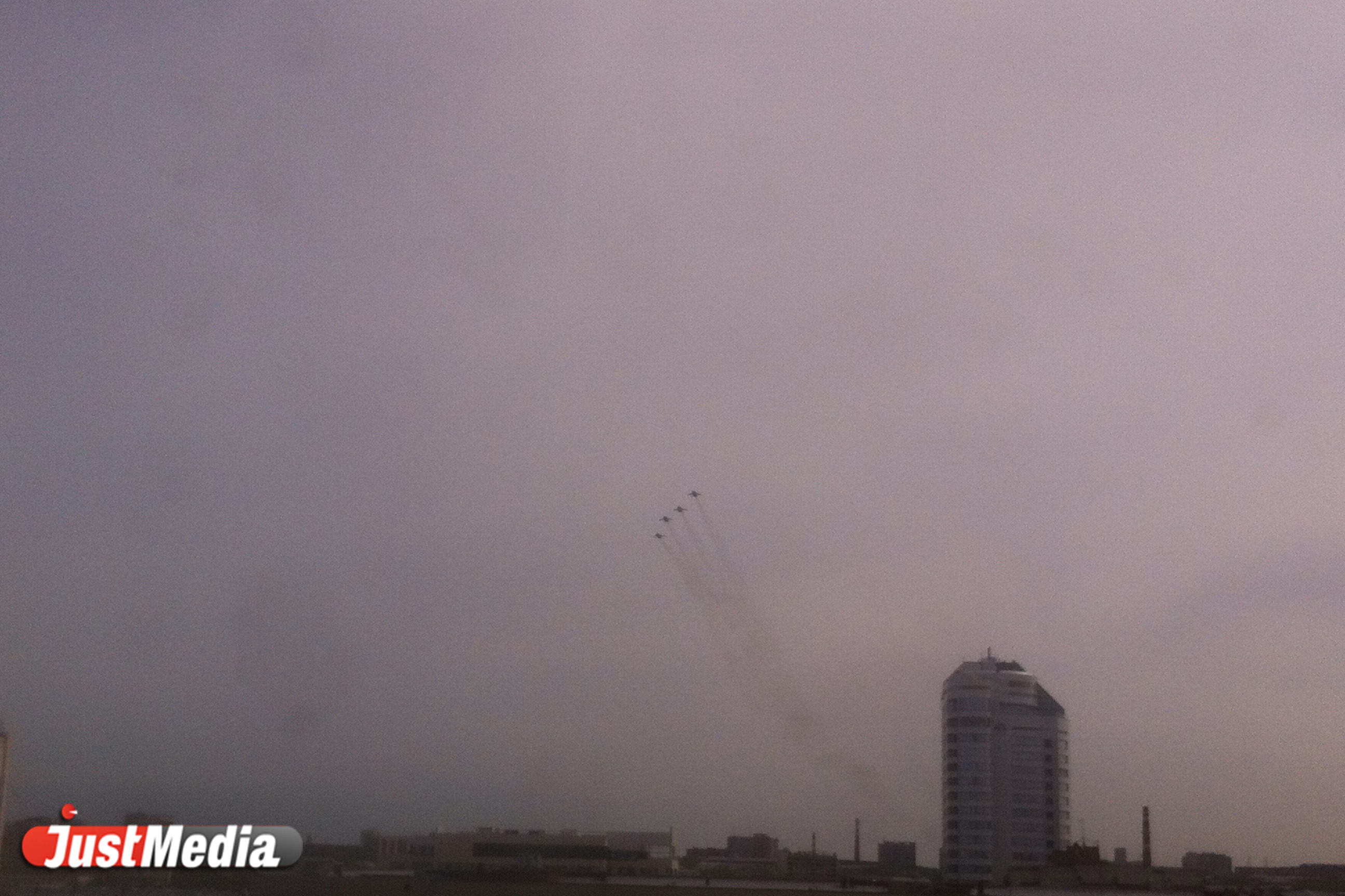 Над центром Екатеринбурга пронеслись истребители и вертолеты. ФОТО - Фото 2
