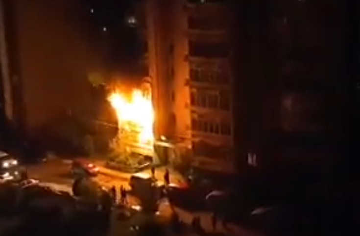 На Уралмаше ночью сгорела квартира в 10-этажном доме - Фото 2
