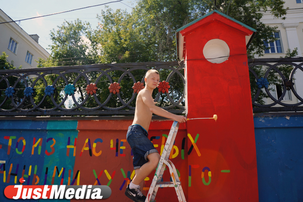 «Крась давай! Быстрей давай!» Уличные художники заигрались — раскрасили городской памятник во все цвета радуги - Фото 2