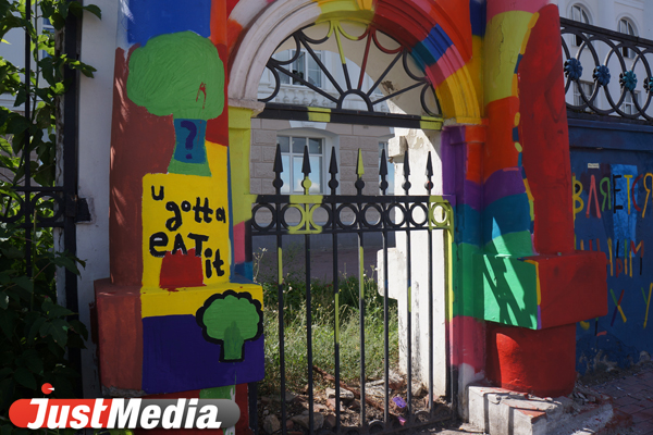 «Крась давай! Быстрей давай!» Уличные художники заигрались — раскрасили городской памятник во все цвета радуги - Фото 3