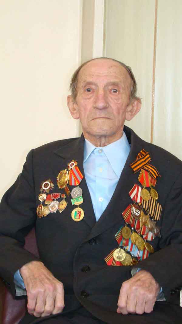 Тавдинскому ветерану вручили награду за большой вклад в патриотическое воспитание молодежи - Фото 2