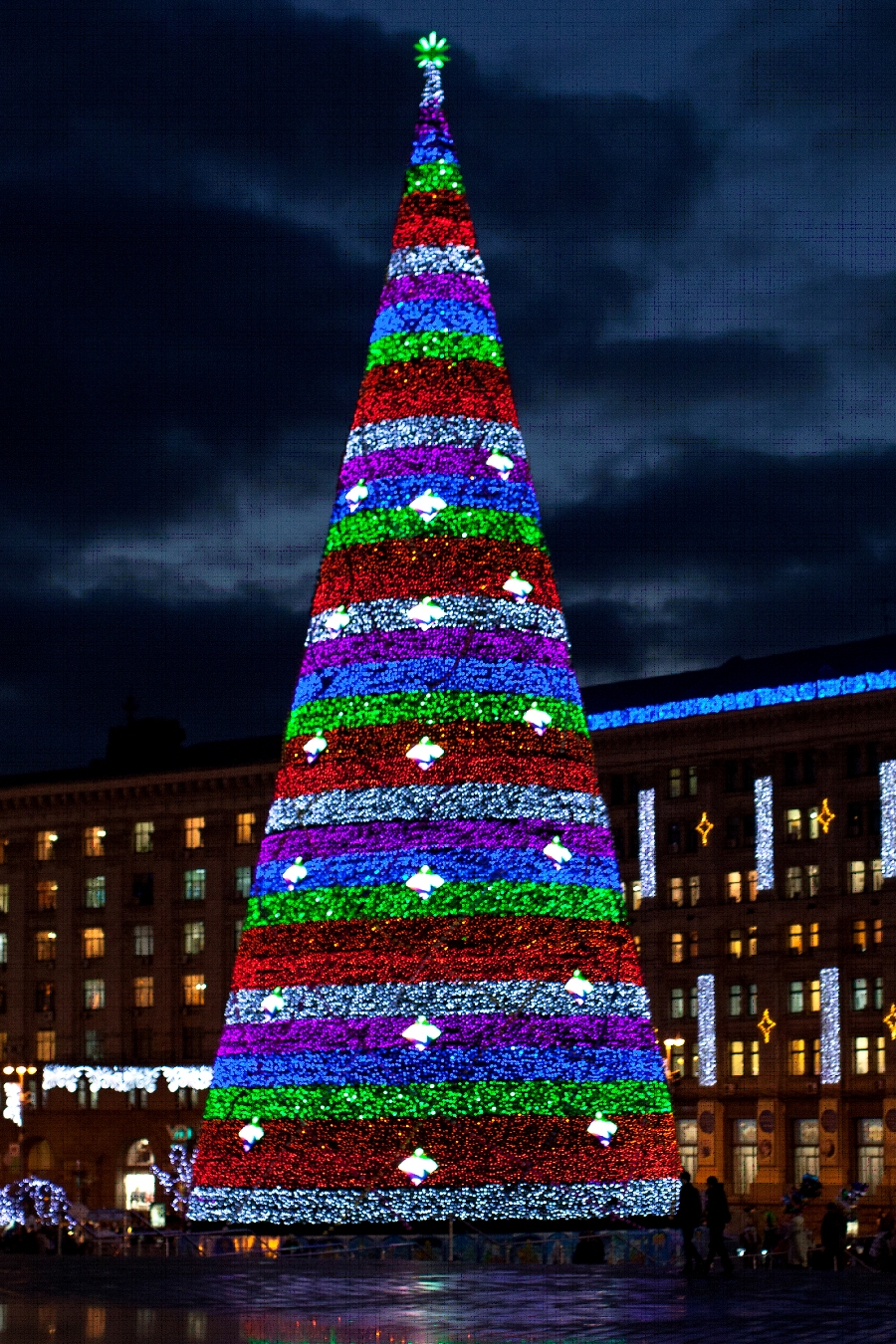 Главную елку Верхней Пышмы украсят 1500 шаров и миллион светодиодов - Фото 2