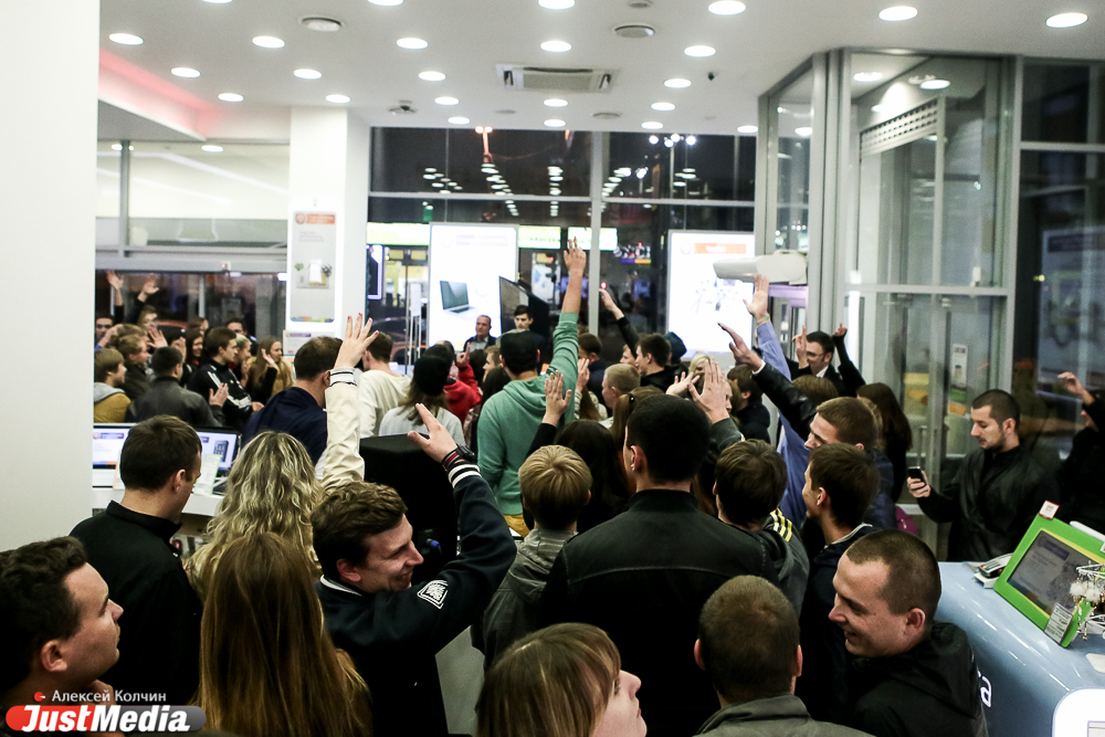 «iPhone 6 сегодня купить сложнее, чем оружие!». В Екатеринбурге стартовали продажи долгожданной «яблочной» новинки (ФОТО) - Фото 2