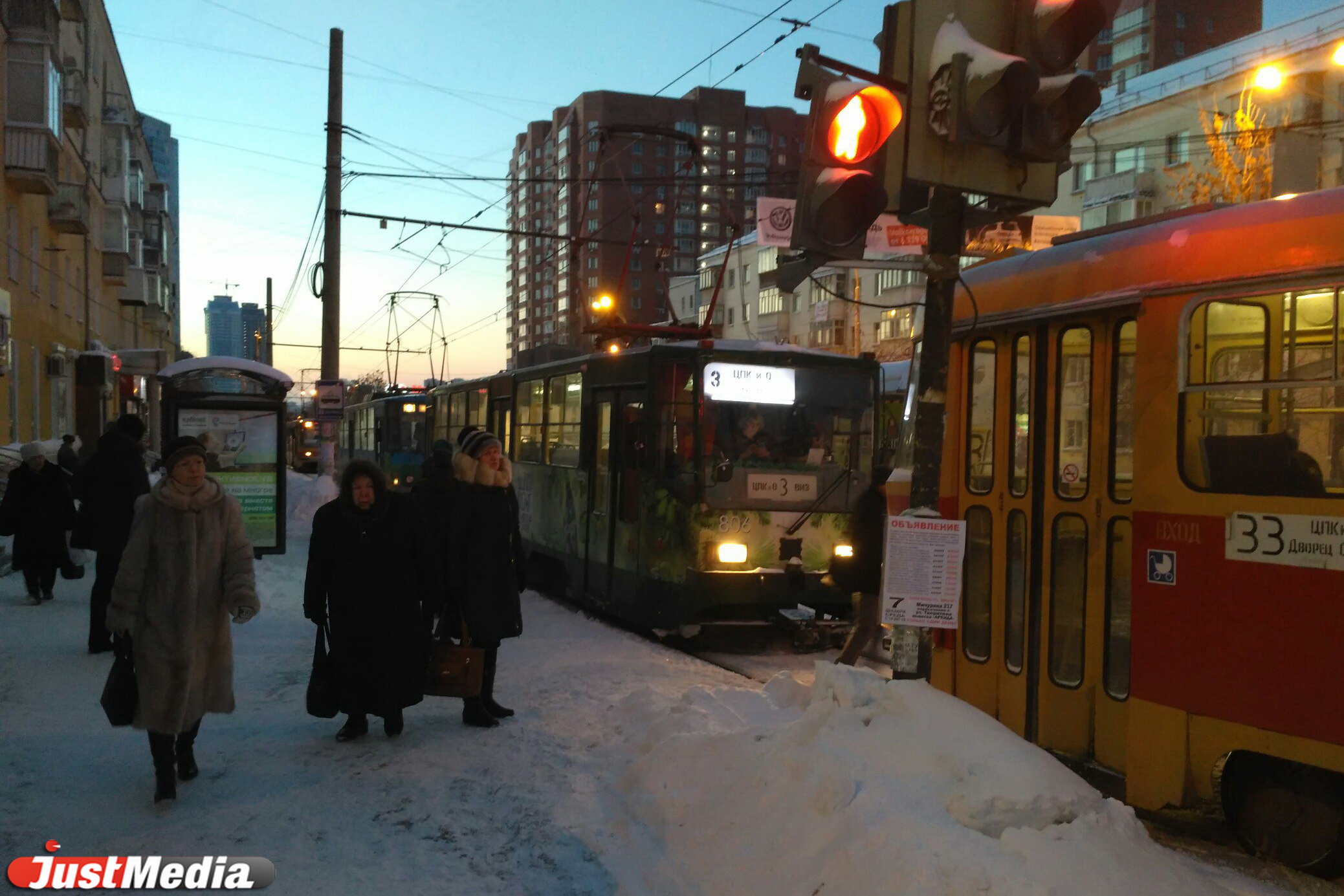 Hyundai-нарушитель парализовал движение трамваев на Луначарского. ФОТО - Фото 5