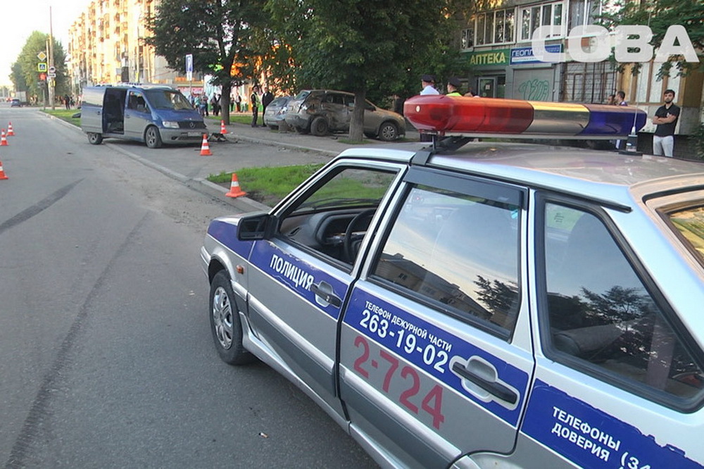 На Бакинских комиссаров водителя Mercedes придавило его же автомобилем. ФОТО - Фото 2