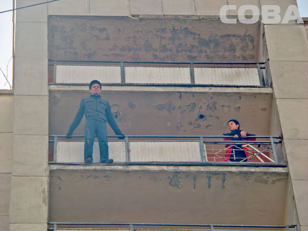 В Екатеринбурге, упав с высотки, погиб молодой парень. В эти минуты сотрудники полиции уговаривают не прыгать с крыши дома на Московской еще одного гражданина  - Фото 2