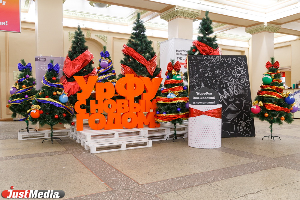 В центре Екатеринбурга появились первые новогодние елки. Одна из них – выложена из лекций студентов - Фото 3