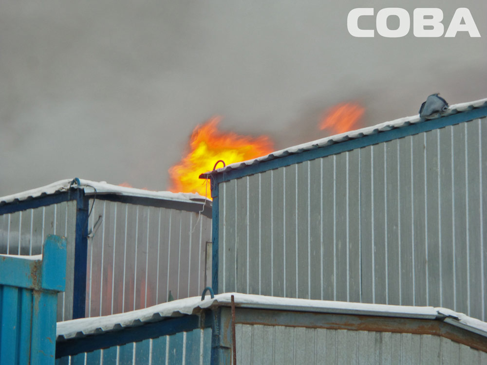 В Екатеринбурге горит строительная площадка - Фото 3