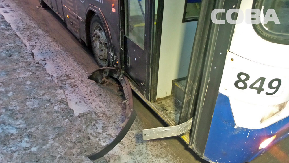 В Екатеринбурге не поделили дорогу автобус и кроссовер - Фото 2