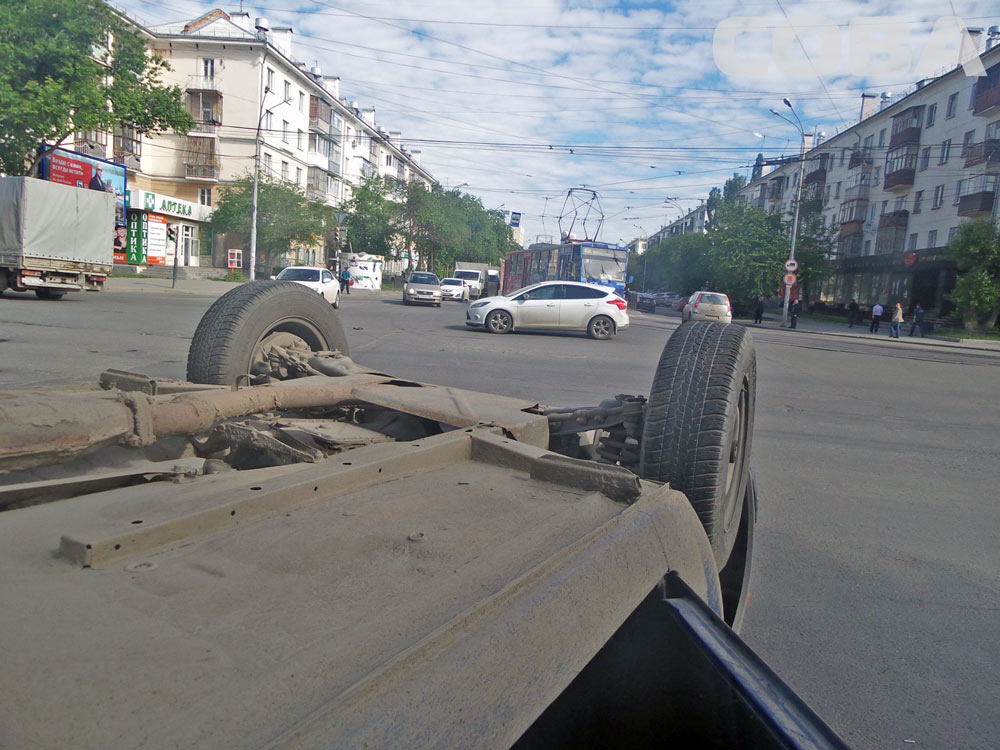 На перекрестке Малышева—Гагарина перевернулся ВАЗ-2104. Очевидцы утверждают, что водитель «четверки» выехал на красный свет - Фото 3