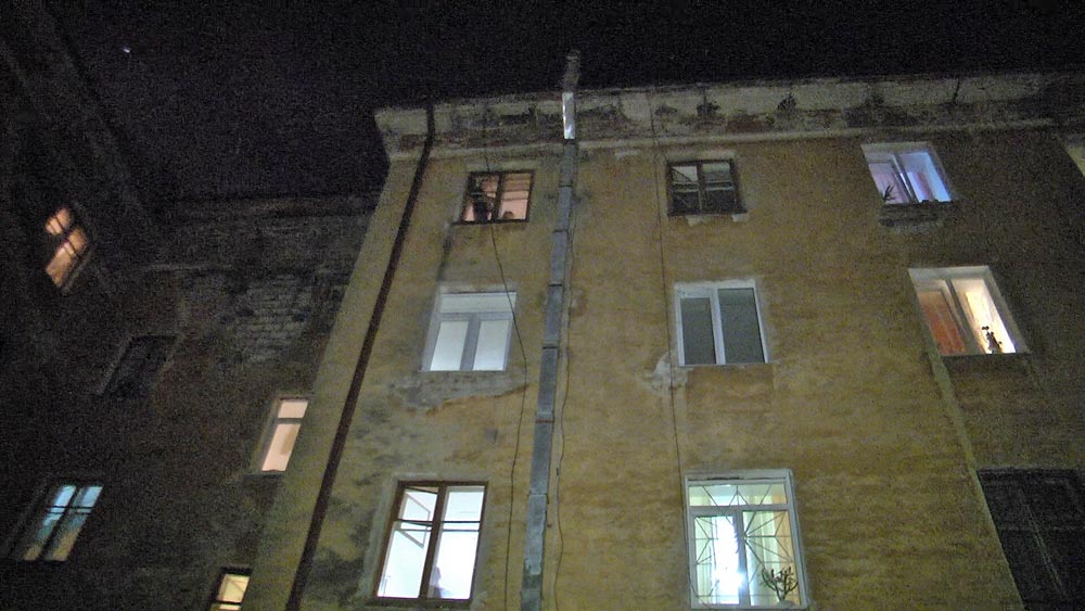 Работники кафе едва не устроили пожар в жилом доме на Сортировке. От огнеборцев они заперлись внутри заведения. ФОТО - Фото 4