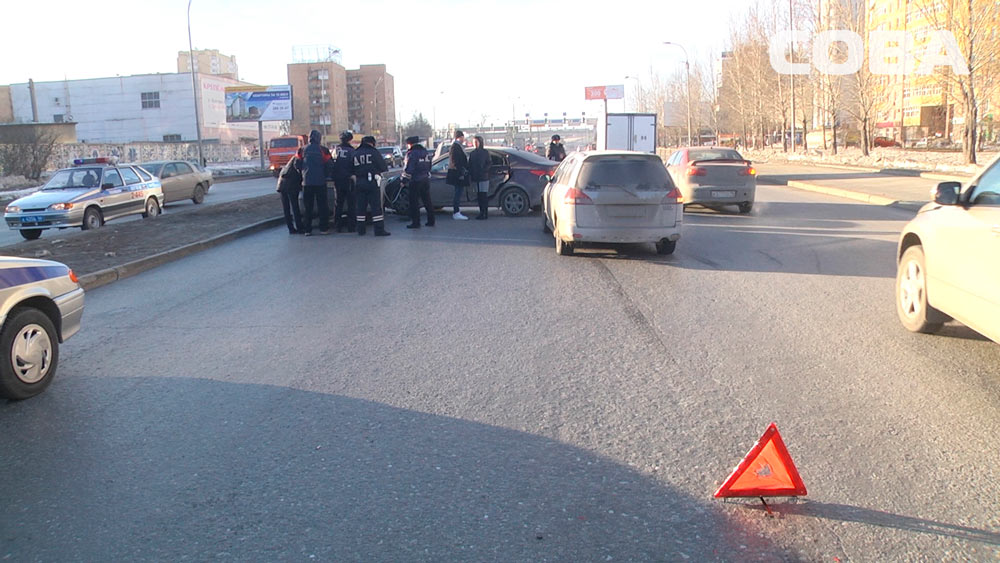 В Екатеринбурге тройном ДТП на Токарей пострадал ребенок. Образовалась огромная пробка. ФОТО  - Фото 4