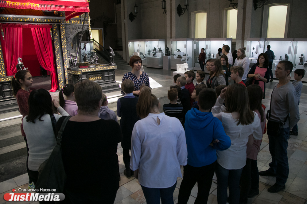 В екатеринбургском музее ИЗО дети из соццентров заливали «чугунный» орнамент и угадывали, кто изображен на портрете Крамского - Фото 3