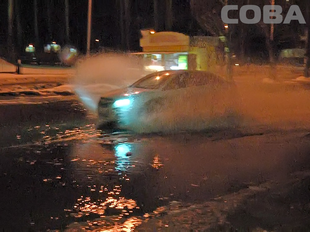 В Екатеринбурге затопило Ясную. Автолюбителям приходится искать пути объезда - Фото 3