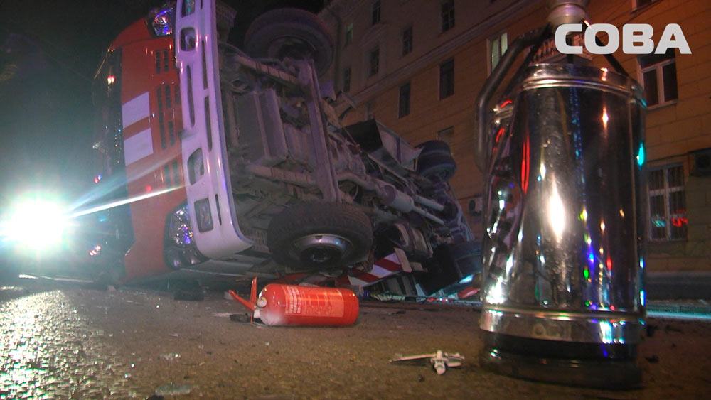 В центре Екатеринбурга в столкновении с Opel перевернулась пожарная машина, спешившая на выезд. ФОТО - Фото 6
