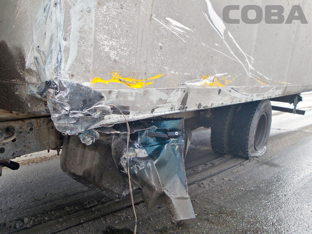 Вблизи Шабров грузовик столкнулся с ВАЗом. Спасателям пришлось извлекать водитель легковушки из искореженного авто - Фото 5