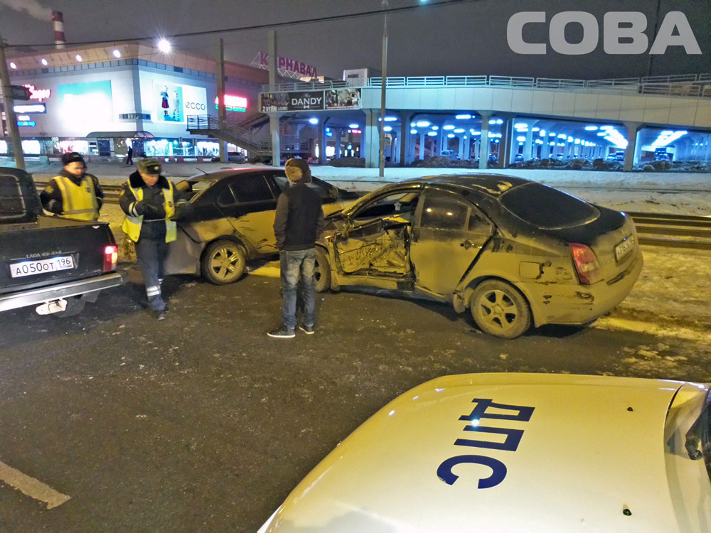 В Екатеринбурге водителя Nissan занесло, и он боднул Mitsubishi. Есть пострадавшие - Фото 3