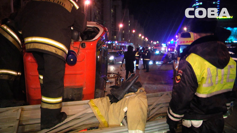 В центре Екатеринбурга в столкновении с Opel перевернулась пожарная машина, спешившая на выезд. ФОТО - Фото 4