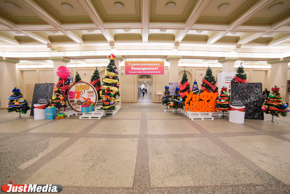 В центре Екатеринбурга появились первые новогодние елки. Одна из них – выложена из лекций студентов - Фото 6