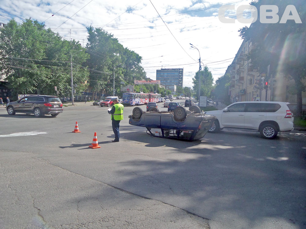 На перекрестке Малышева—Гагарина перевернулся ВАЗ-2104. Очевидцы утверждают, что водитель «четверки» выехал на красный свет - Фото 5