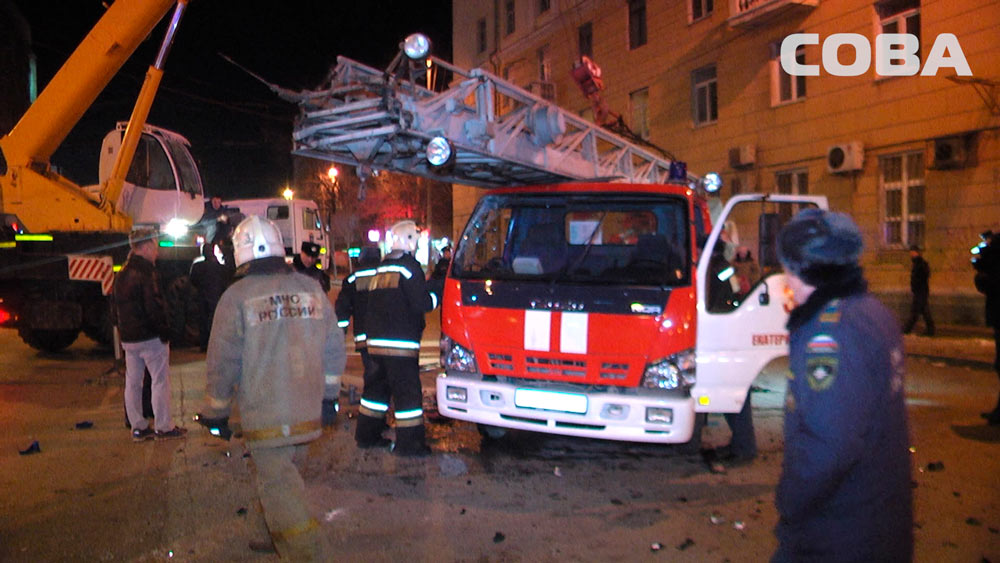 В центре Екатеринбурга в столкновении с Opel перевернулась пожарная машина, спешившая на выезд. ФОТО - Фото 7