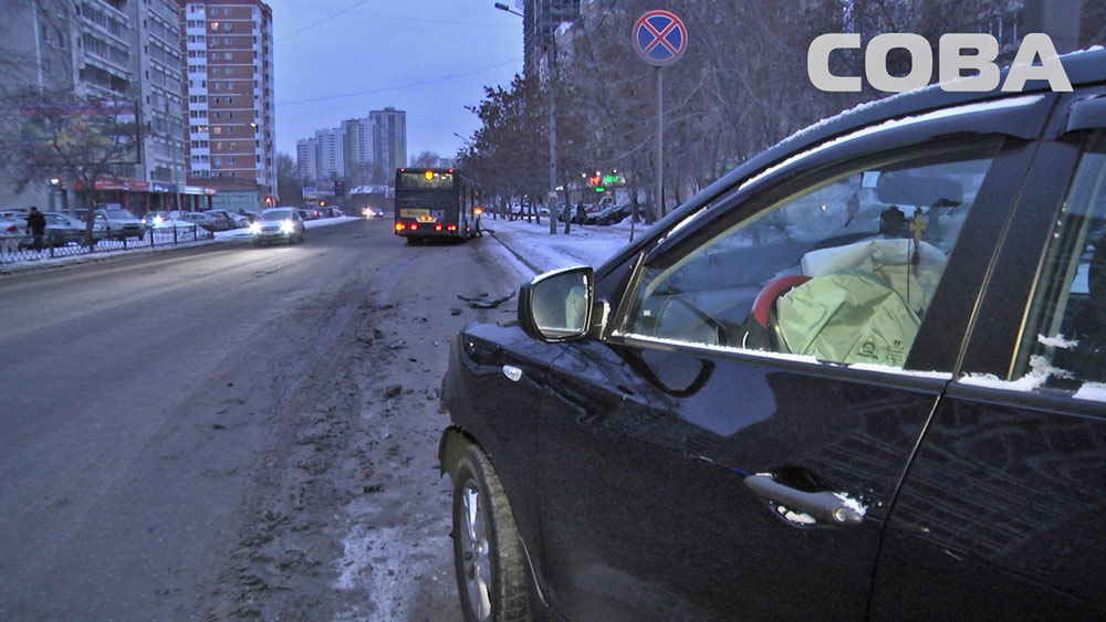 В Екатеринбурге не поделили дорогу автобус и кроссовер - Фото 3