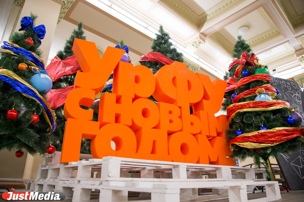 В центре Екатеринбурга появились первые новогодние елки. Одна из них – выложена из лекций студентов - Фото 7