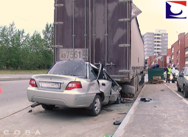 В Екатеринбурге, залетев под фуру-длинномер, погиб водитель легковушки - Фото 2