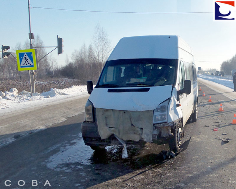 На Челябинском тракте водитель маршрутки «прозевал» красный и врезался в «Тойоту» - Фото 2