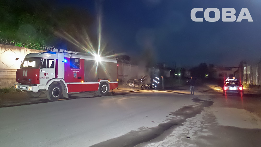 В Екатеринбурге минувшей ночью неизвестные подожгли автомобиль возле МЕГИ - Фото 3