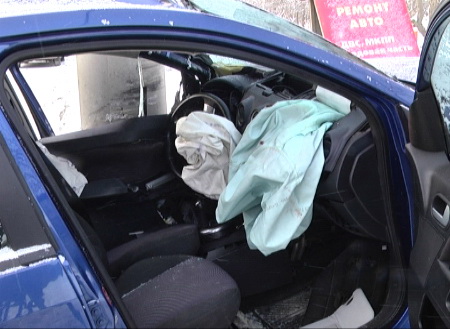 На улице Амундсена Ford врезался в столб. Женщина-водитель и пассажирка получил серьезные травмы - Фото 3