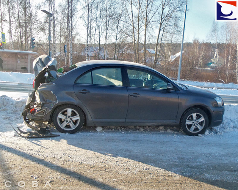 На Челябинском тракте водитель маршрутки «прозевал» красный и врезался в «Тойоту» - Фото 3