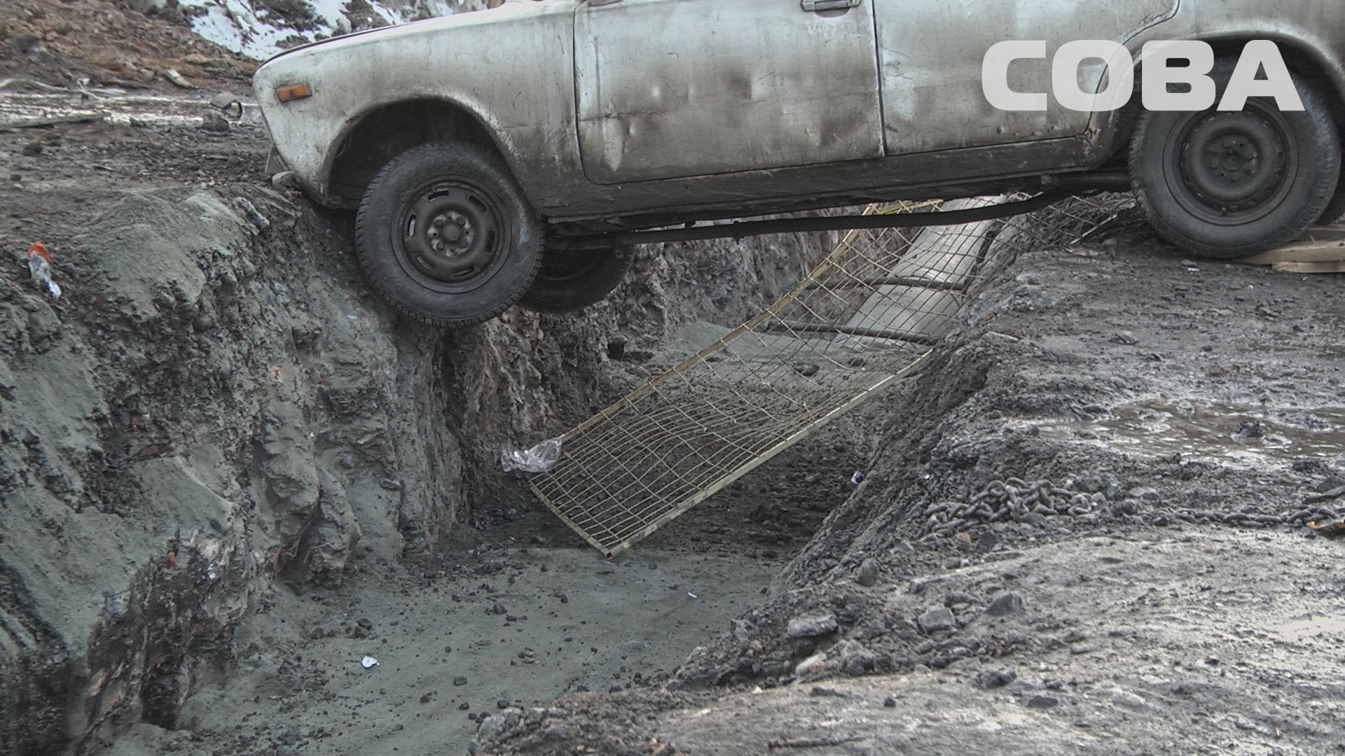 Неадекватный водитель «шестерки» съехал в яму на ВИЗе - Фото 3