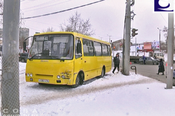 В Екатеринбурге рейсовый автобус столкнулся с легковушкой - Фото 3
