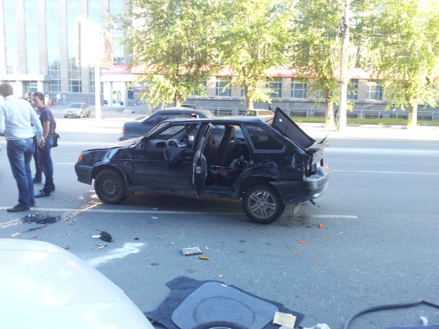 В Екатеринбурге столкнулось четыре машины. Виновник скрылся с места ДТП - Фото 2