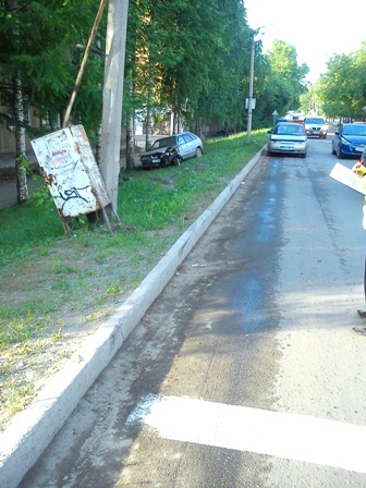 В Ревде пьяный водитель столкнулся со светофором - Фото 2