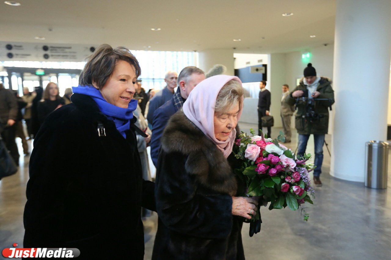Наина Ельцина возложила цветы к памятнику супруга в честь его 86-летия. ФОТО - Фото 2